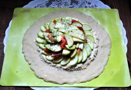 Песочный пирог с сыром и овощами