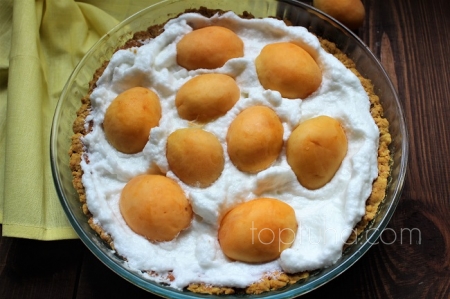 Пирог с абрикосами и меренгой