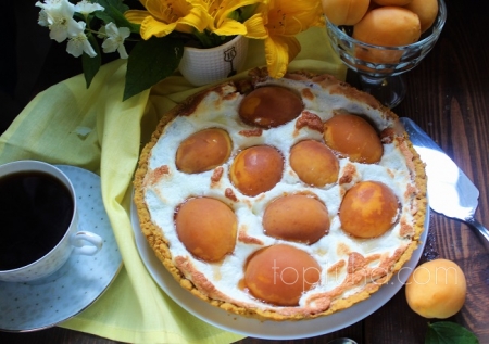 Пирог с абрикосами и меренгой