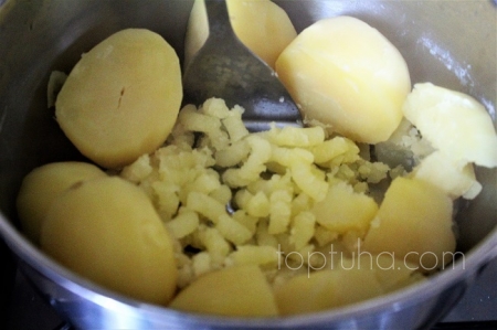Картофельные лепешки с маринованными кабачками.