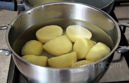 Картофельные лепешки с маринованными кабачками.
