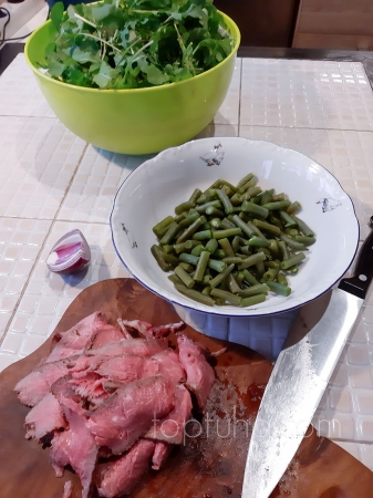 Салат с руколой, фасолью и ростбифом