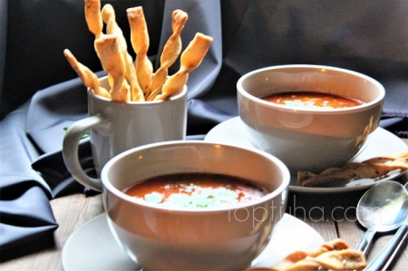 Фасолевый суп с колбасками и хлебными палочками