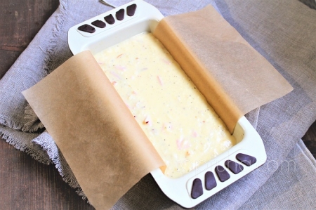 Закусочный кекс с сыром и грудинкой.
